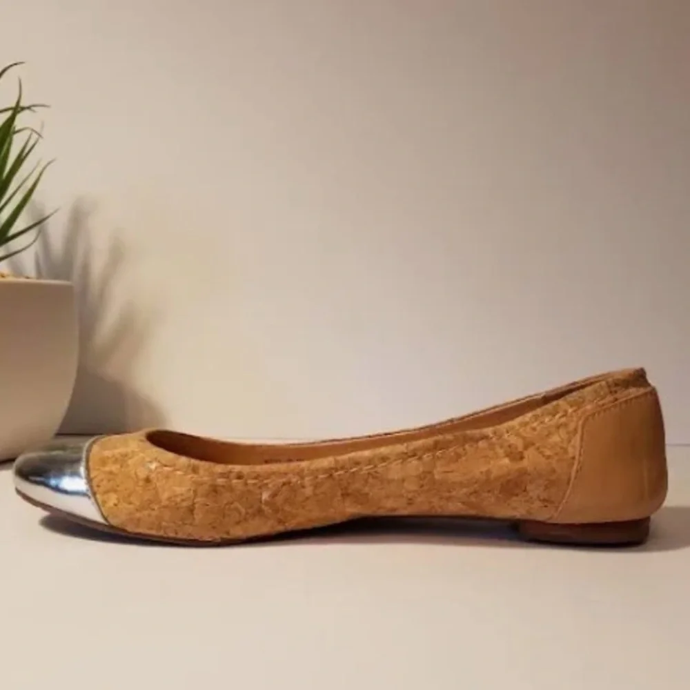 kate spade new york terry cork cap-toe ballerina flat,natural/silver Size 7 1/2